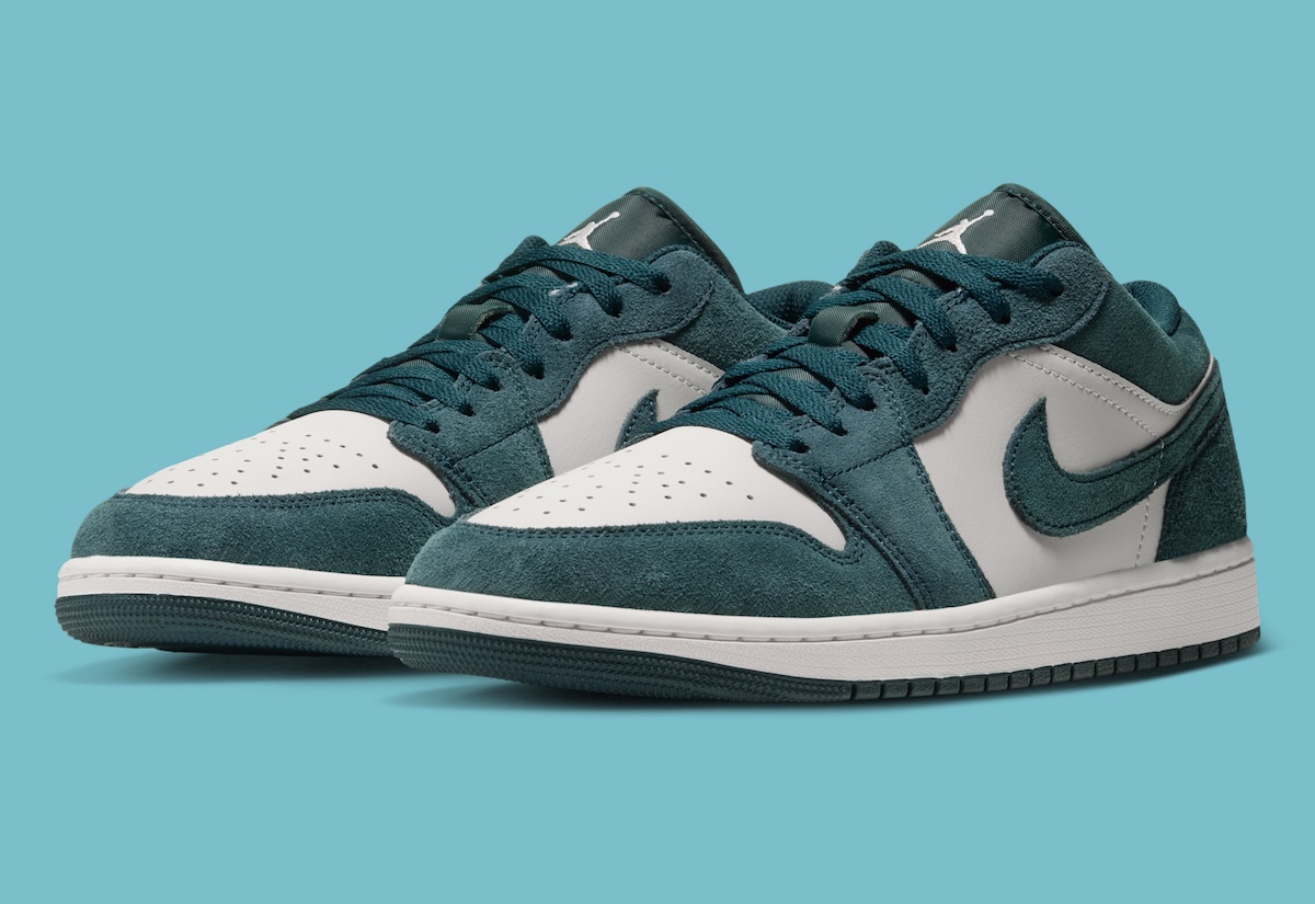 Air Jordan 1 Low Midnight Spruce outsole view black rubber