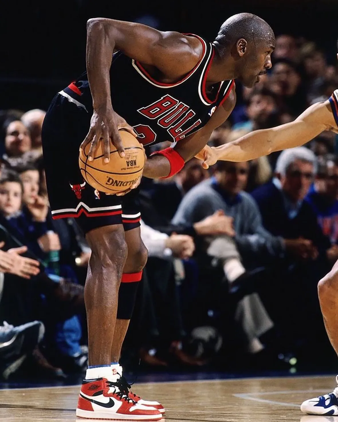 Michael Jordan wearing Air Jordan 1 Chicago at Madison Square Garden 1998