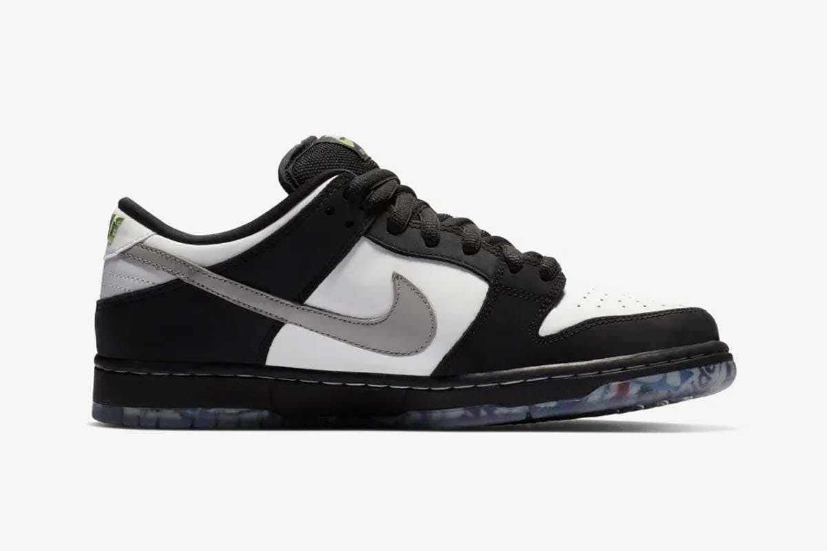 Staple x Nike SB Dunk Panda Pigeon outsole newspaper clippings